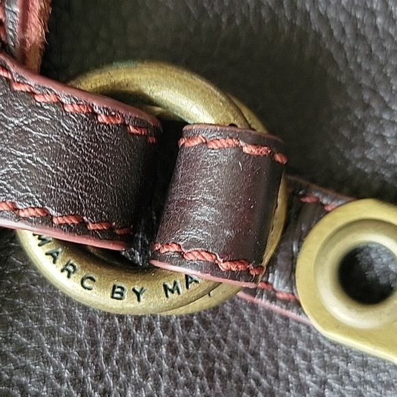 MARC BY MARC JACOBS LEATHER WRISTLET - Picture 2 of 12